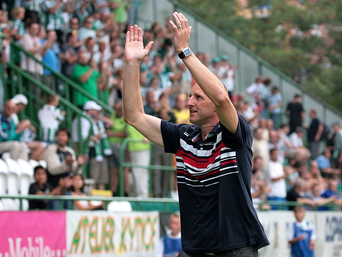 Karel Rada obíhá stadion.