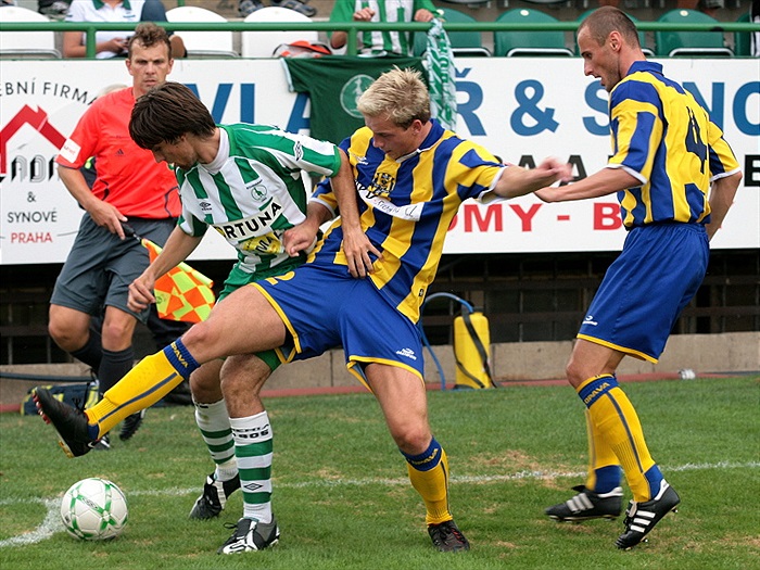 Morávek chrání míč u rohového praporku.