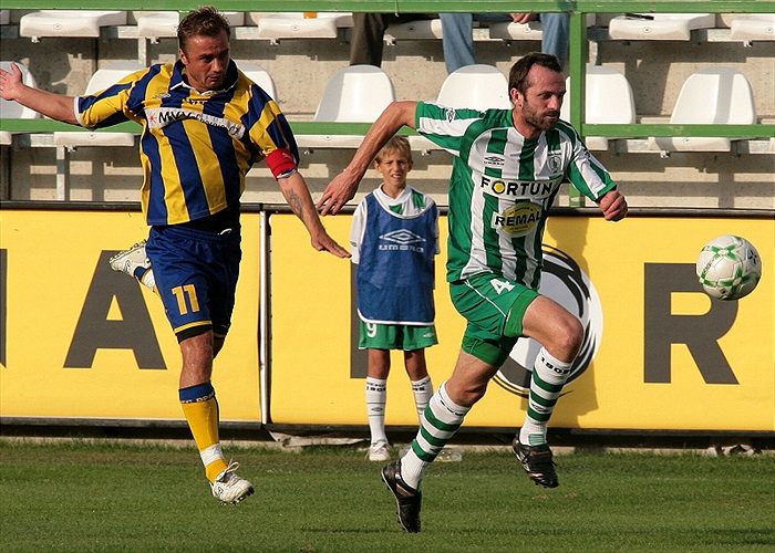 Kunášek míří za míčem.