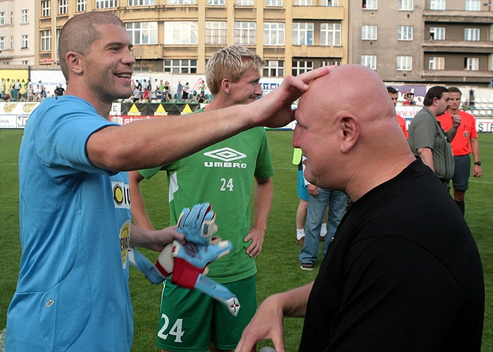 Sňozík a Vláďa Hric se radují z vítězství.