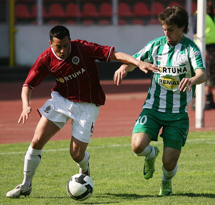 Morávek stíhá Sergio Petera.