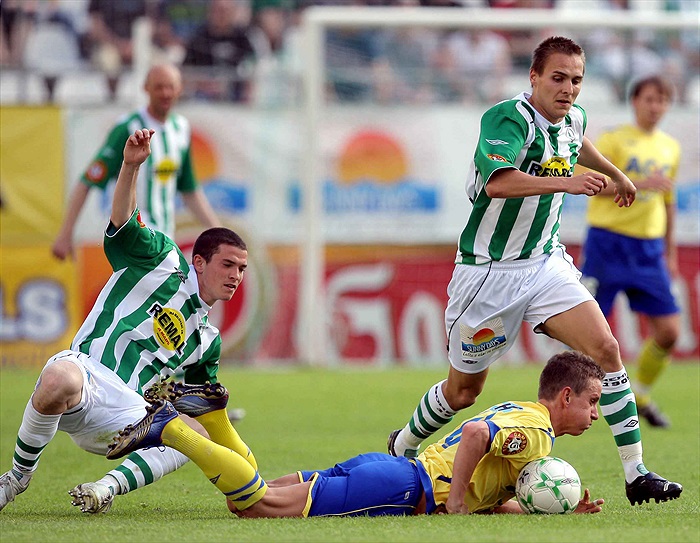 Bartek a Karal bojují o míč.