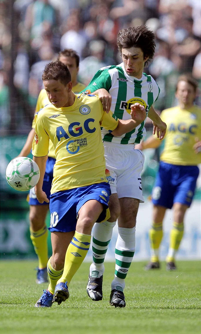 Morávek vlaje ve vzduchu.