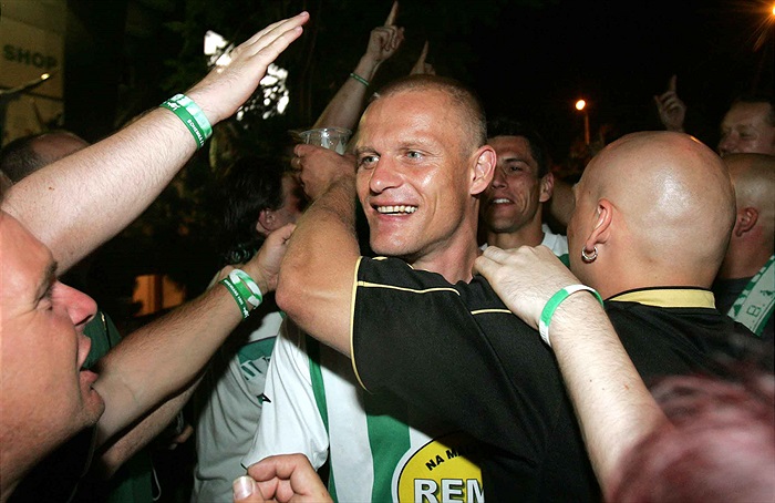 ĎOLÍČEK: Slezi se prodírá davem.