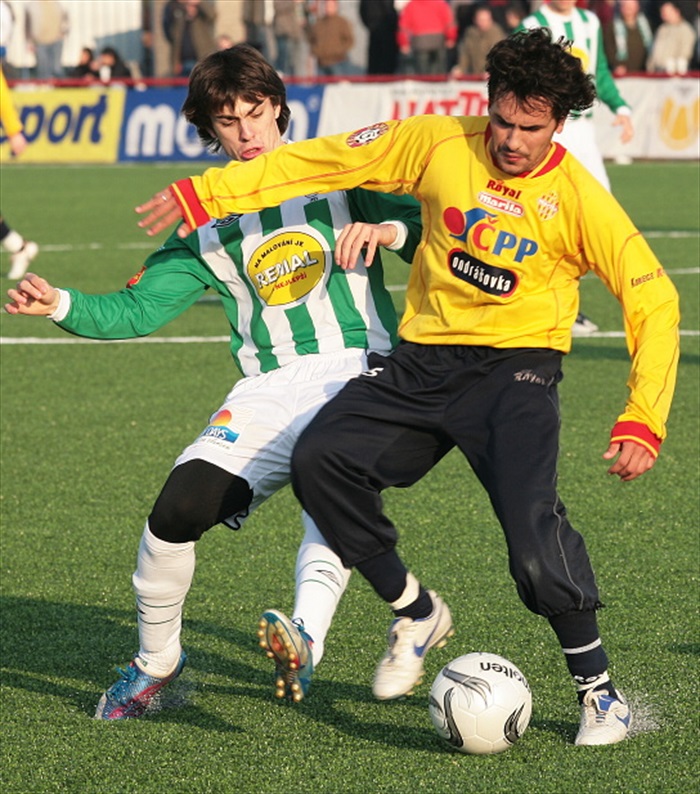 Morávek v souboji o míč.