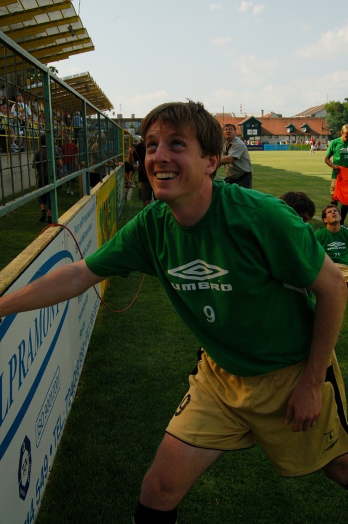 Rychlík a další pozorují vrtulník, který pravidelně přelétával nad hřištěm.