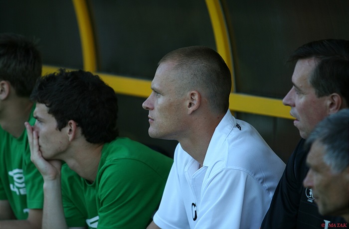 Dalibor Slezák na lavičce v roli fyzioterapeuta.