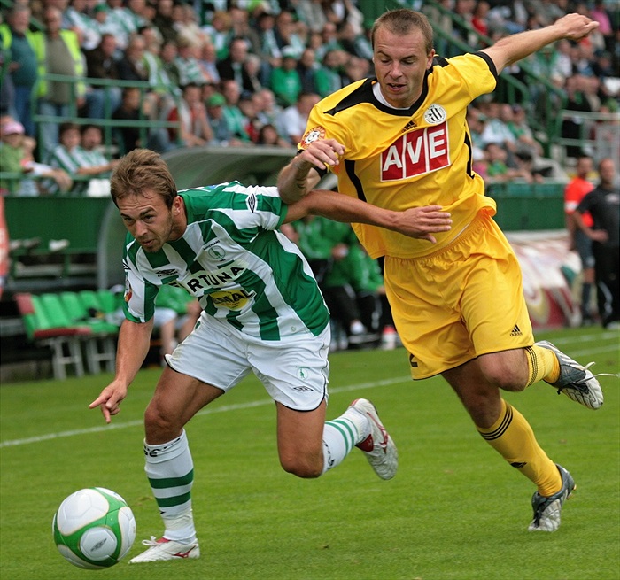 Štohanzl v souboji o míč.