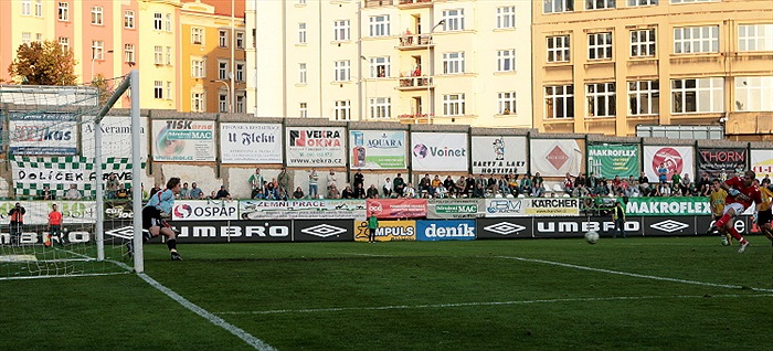 Sňozík střílí gól.