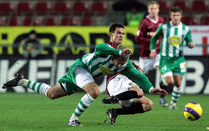 Nikl padá v souboji s Kladrubským.