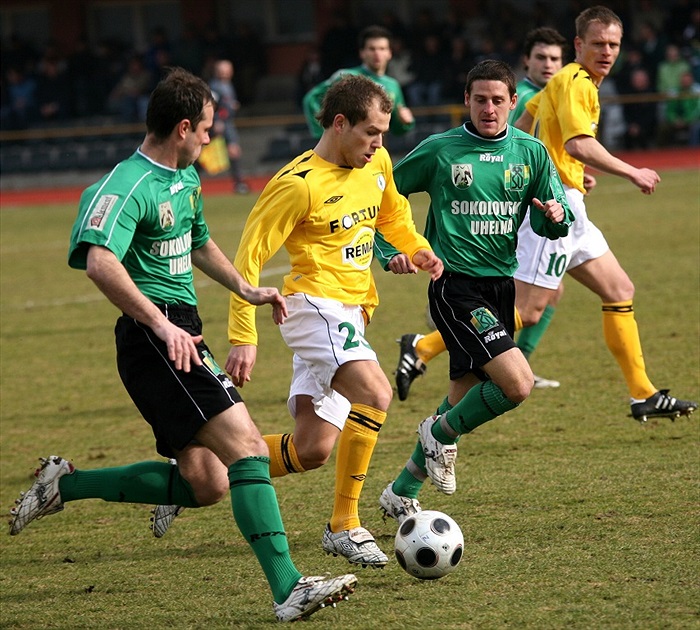 Martin Kotyza se probíjí mezi dvěma soupeři.