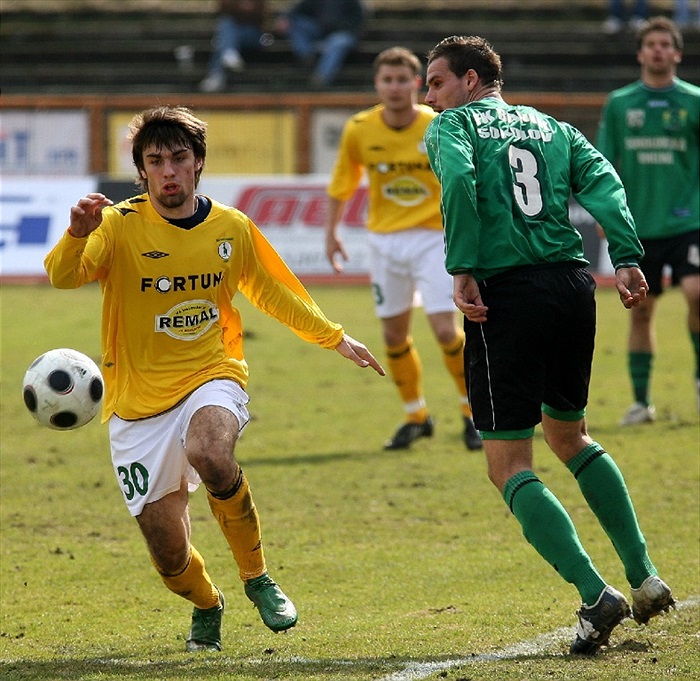 Mori se dere za míčem.