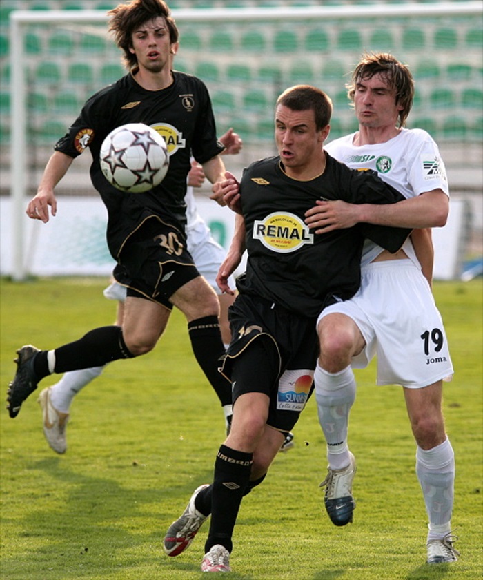 Moravec se dere za míčem.