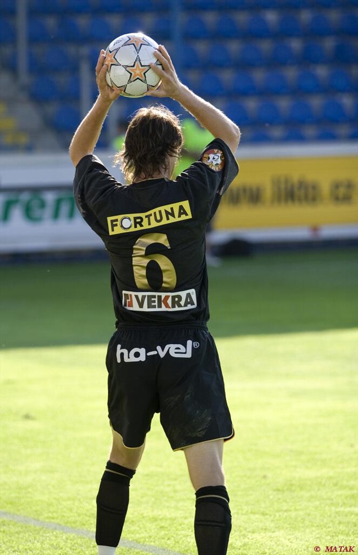 Záda dresu poseté reklamami v podání Michala Šmardy