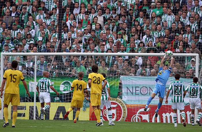 Gólman Sńozík v akci.