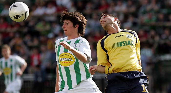 Lukáš Adam se pral o míč.