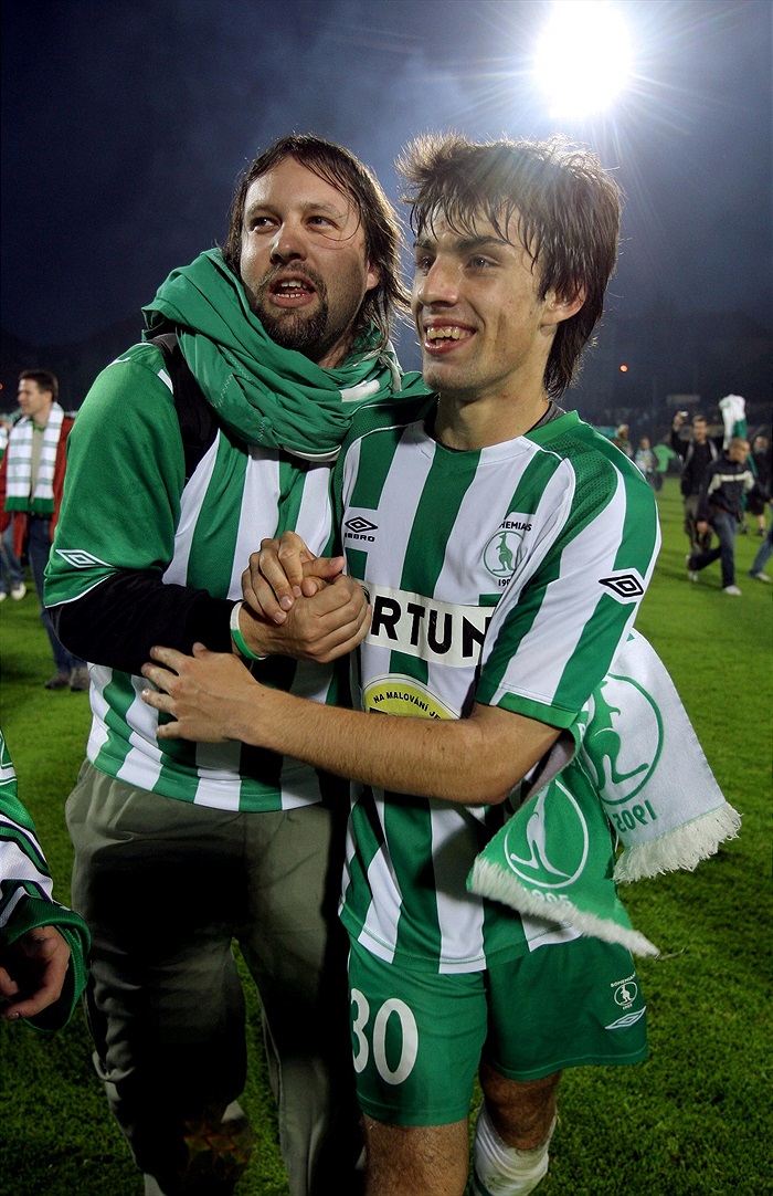 Honza Morávek se raduje s Hošťou, fanouškem Bohemky.