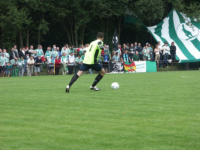 Štěpán Kolář odkopává míč.