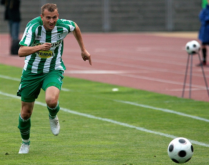 Róth startuje za míčem.