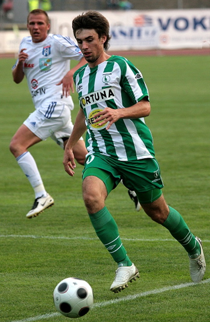 Morávek se dere do vápna.