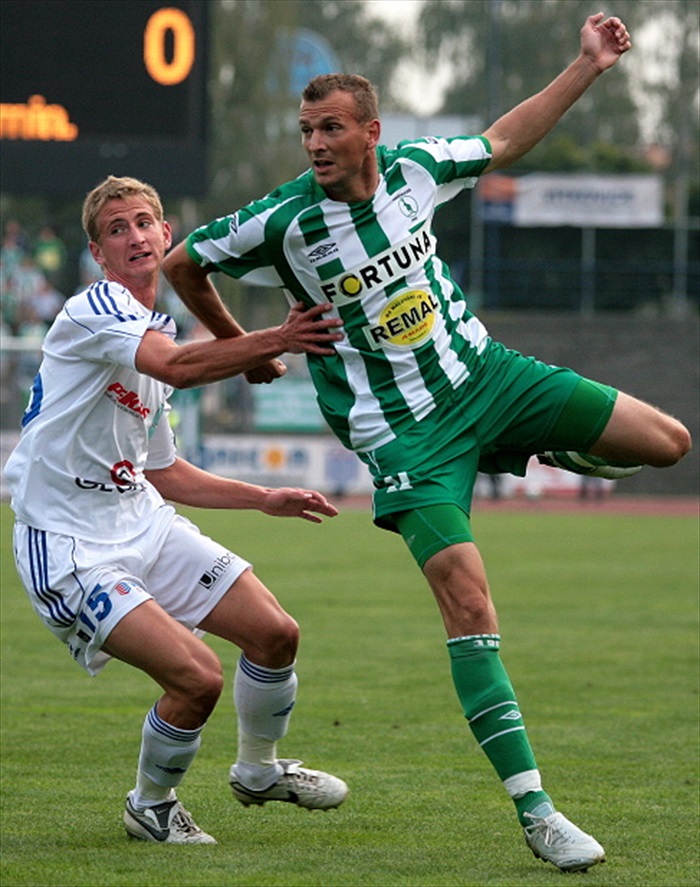 Róth v hlavičkovém souboji.