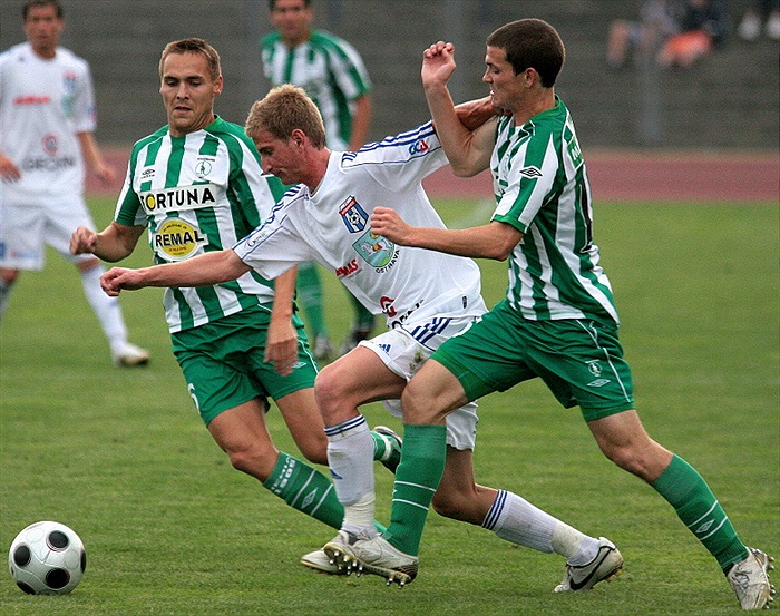 Karal s Bartkem se snaží zastavit soupeře.