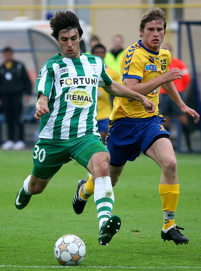 Morávek se napřahuje ke gólové střele.