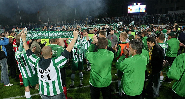 Radost s fanoušky přímo na hřišti.