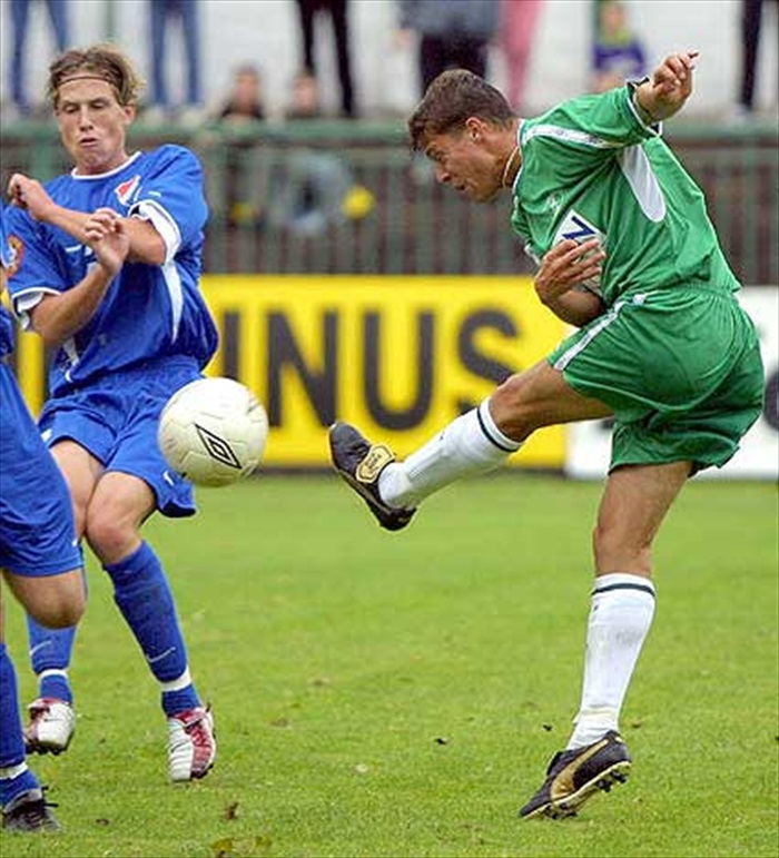 Šírl pálí na branku Baníku (Bohemians - Baník, podzim 2002)