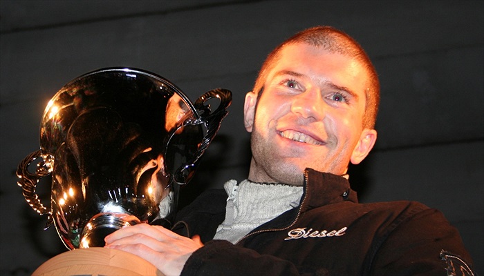 Vítěz ankety s velkým pohárem.