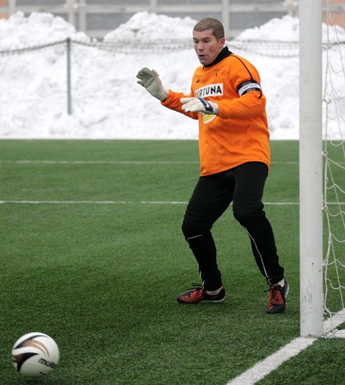 Sňozík kontroluje míč letící do zámezí