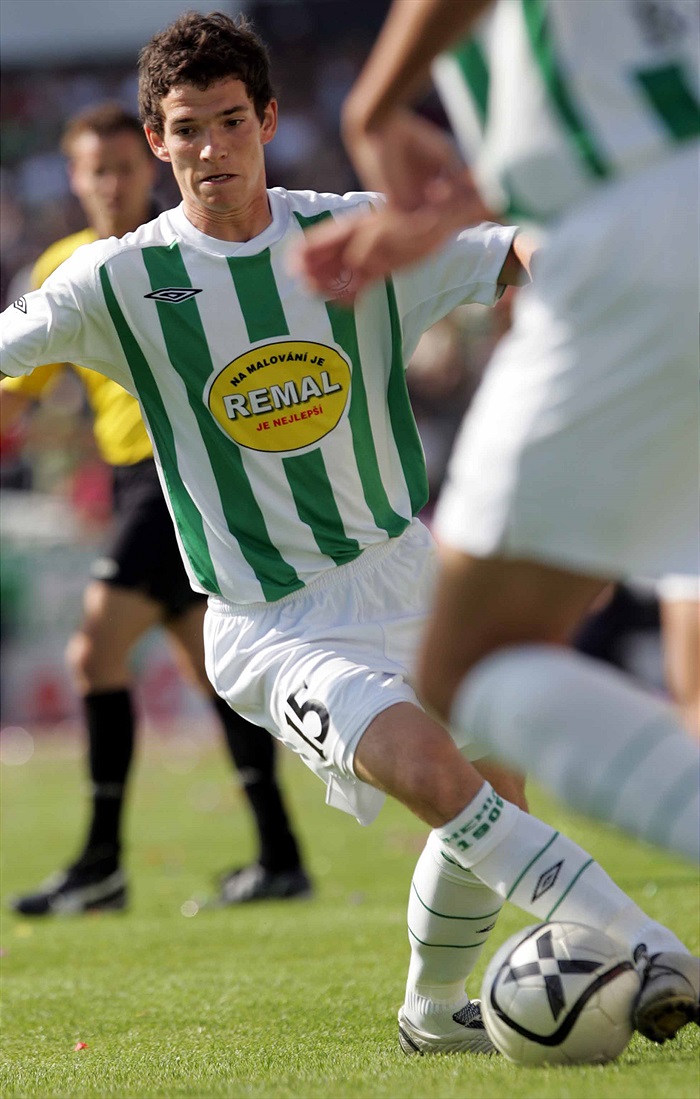 Drzý David Bartek se probíjí obranou.