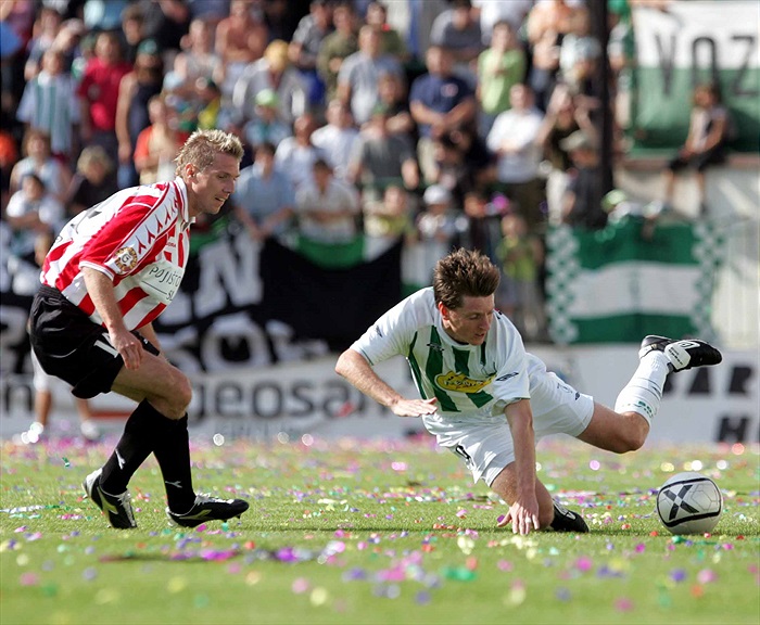 Jiří Rychlík padá, ale míč má pod kontrolou.