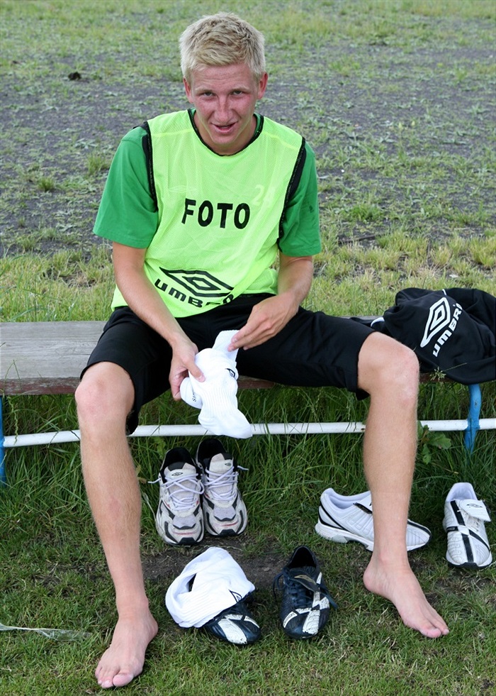 A je po tréninku - Pávek zouvá kopačky.