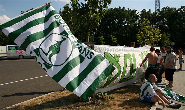 Protesty fanoušků před stadionem.
