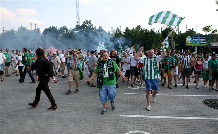 Protesty fanoušků před stadionem.