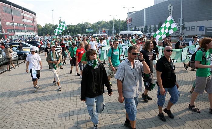 Protesty fanoušků před stadionem.