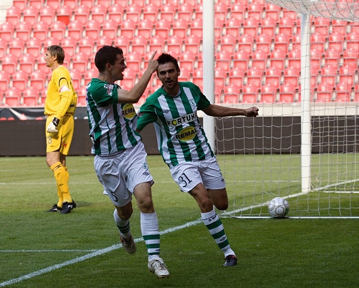 David Bartek střílí gól.