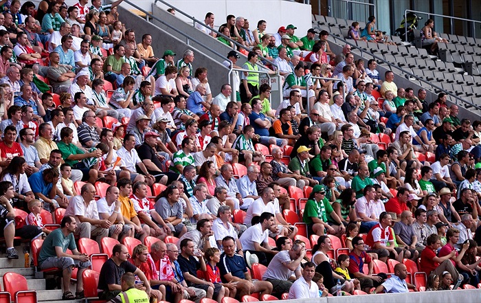 Západní tribunu zaplnili především permanentkáři...