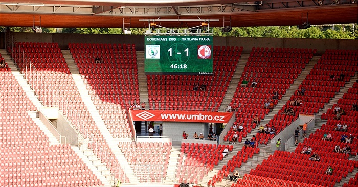 Tabule nad prázdnými tribunami.