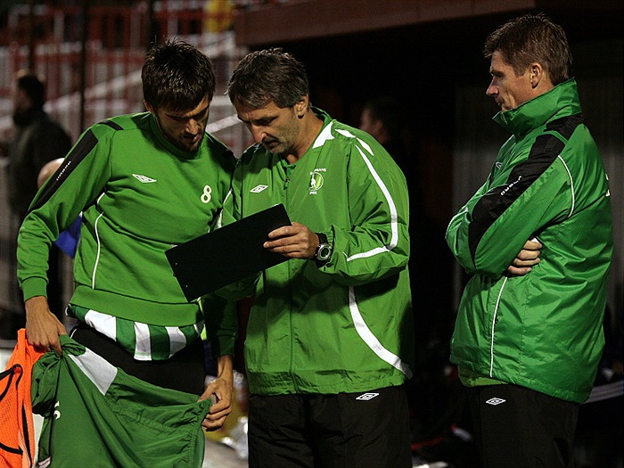 Asistent Medynský uděluje pokyny Bálkovi.