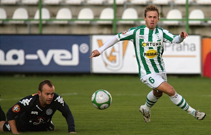 Štohanzl se snaží dostat k balónu.