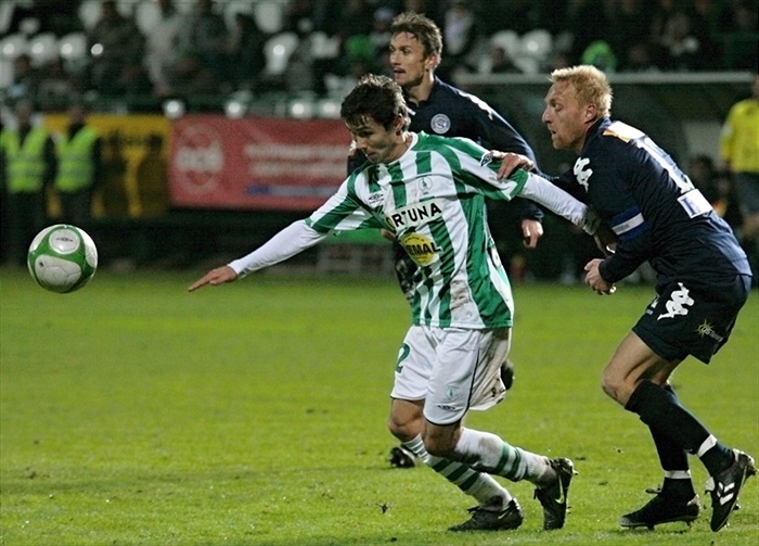 Aziz se snaží dostat k míči.