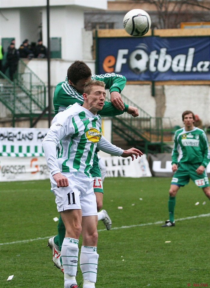 Tomáš Kulvajt v soboji s obránci hostí.