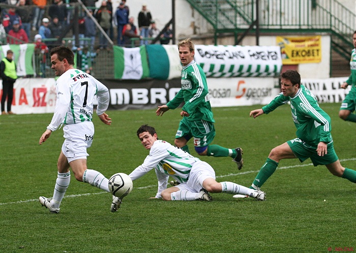 Dva střídající hráči v akci - Vágner a Bartek.