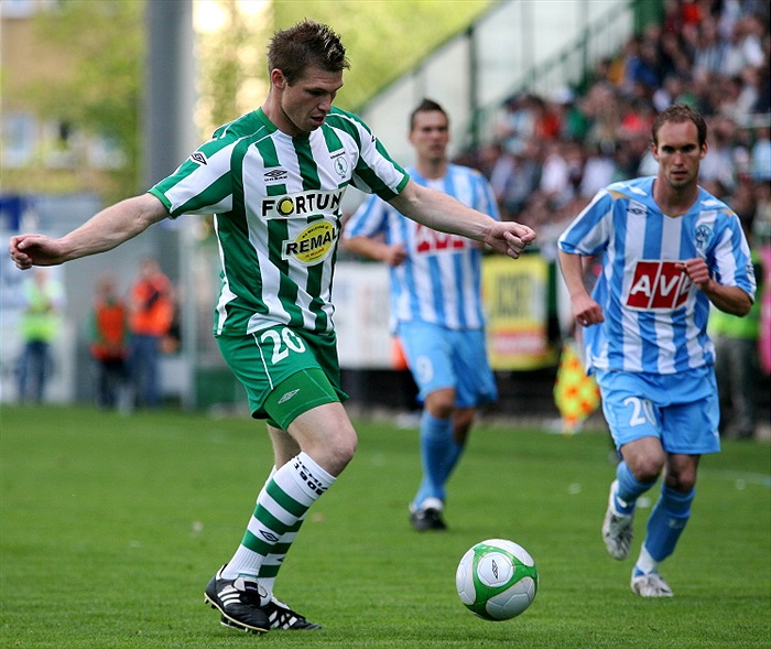 Strnad pálí na branku.