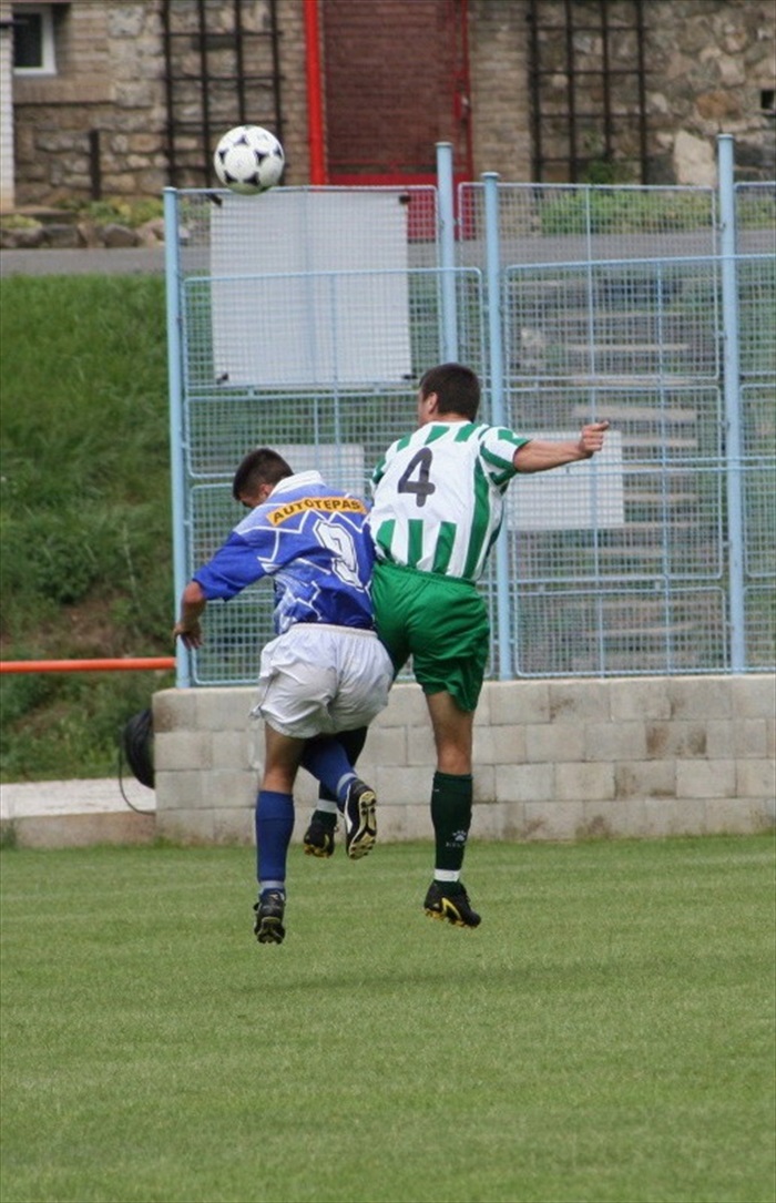 Tomáš Freisler v souboji s kladenským fotbalistou.