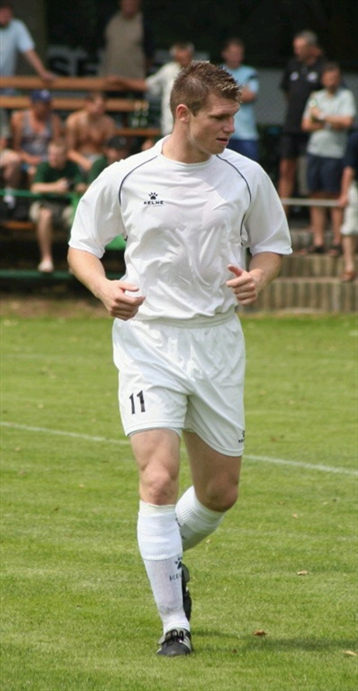 Miloslav Strnad v novém bílém dresu, druhé variantě vybavení od Kelme.