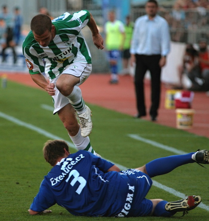 David Bartek přeskakuje soupeře.