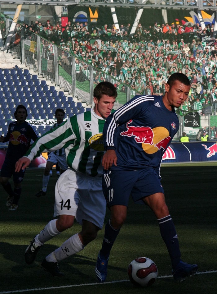 Lukáš Marek v pozadí se zelenobílým kotlem. (foto:Hanička)